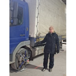 Регулювання сходження коліс вантажних авто та співвісності осей причепа на лазерному стенді